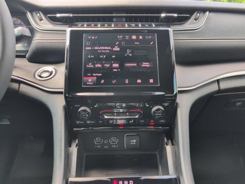 Used 2025 Jeep Grand Cherokee Altitude AWD/4WD image 20
