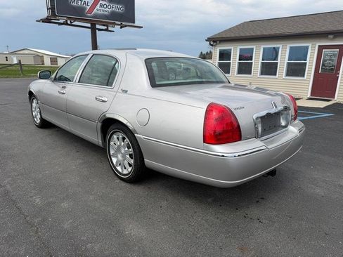Used 2010 Lincoln Town Car Signature Limited image 7