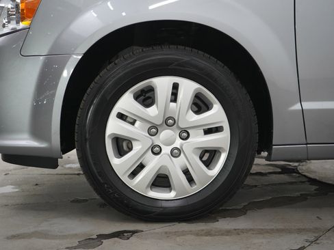 Used 2019 Dodge Grand Caravan SE w/ UConnect Hands-Free Group image 27