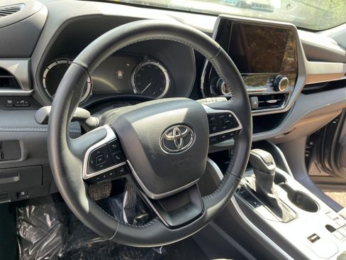 Used 2025 Toyota Highlander LE image 28