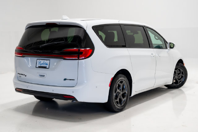 Used 2022 Chrysler Pacifica Limited w/ Uconnect Theater Family Group FWD image 42