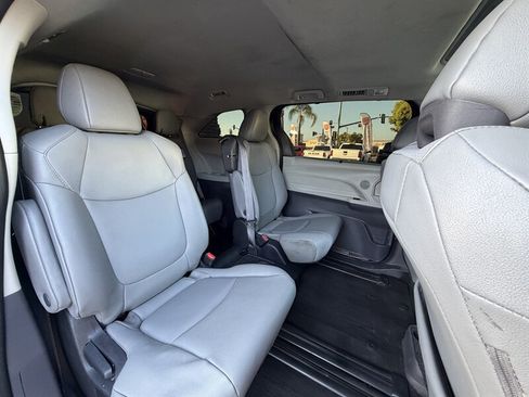 Used 2022 Toyota Sienna XLE FWD image 36