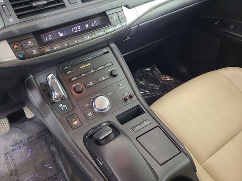 Used 2011 Lexus CT 200h Premium image 16