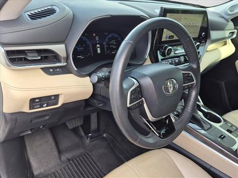 Used 2023 Toyota Highlander Limited FWD image 10