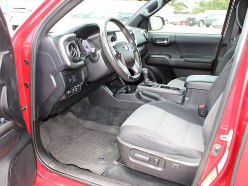 Used 2021 Toyota Tacoma TRD Off-Road AWD/4WD image 12