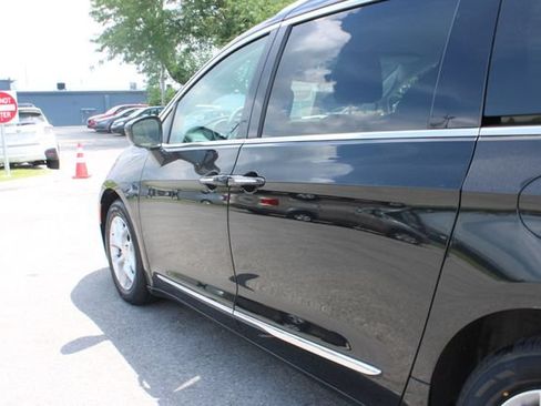 Used 2018 Chrysler Pacifica Touring-L Plus w/ Tire & Wheel Group FWD image 44