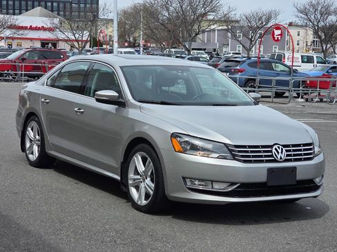 Used 2014 Volkswagen Passat 1.8T SEL Premium FWD image 3