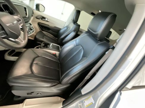 Used 2023 Chrysler Pacifica Touring-L FWD image 11