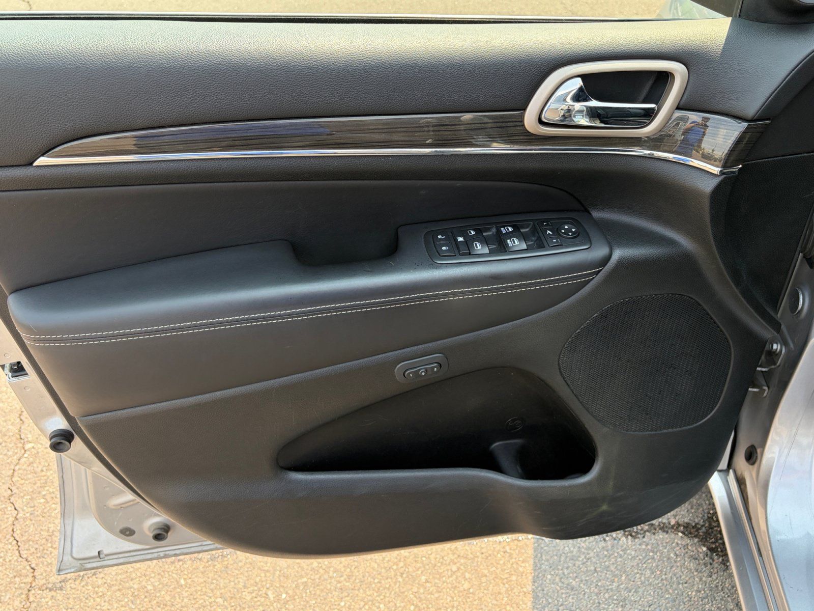 Used 2014 Jeep Grand Cherokee Overland AWD/4WD image 12