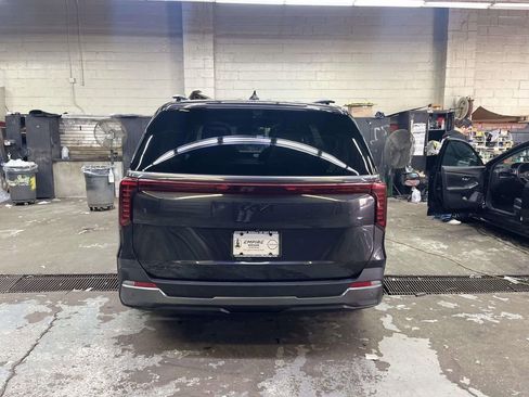 Used 2025 Kia Carnival SX Prestige image 4