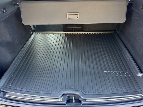 Certified 2023 Volvo XC60 B5 Plus w/ Protection Package Premier image 17