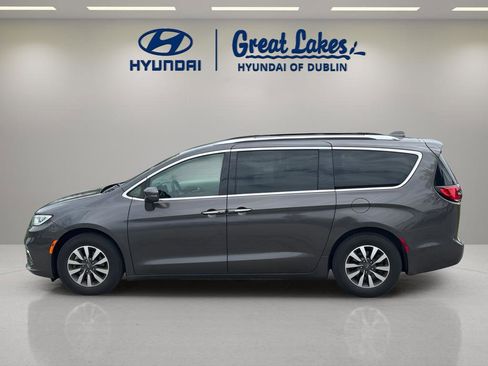 Used 2021 Chrysler Pacifica Touring-L FWD image 2