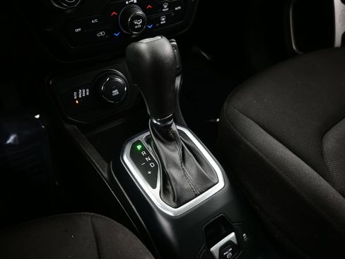 Used 2021 Jeep Renegade Latitude AWD/4WD image 19