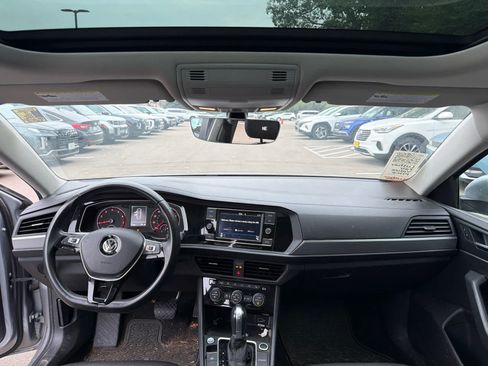 Used 2019 Volkswagen Jetta SE w/ Cold Weather Package FWD image 7