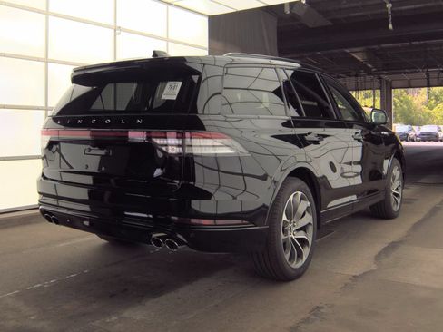 Used 2025 Lincoln Aviator AWD w/ Jet Appearance Package image 11