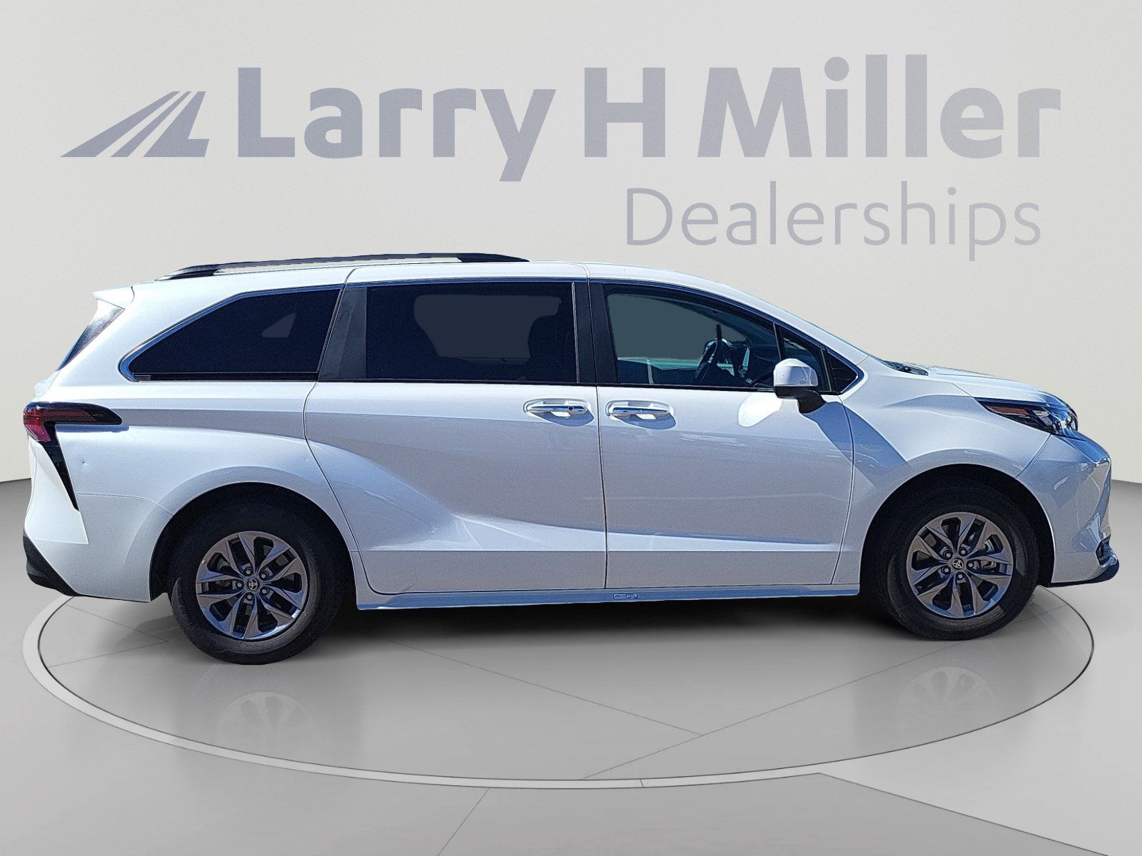 Used 2025 Toyota Sienna XLE FWD image 6