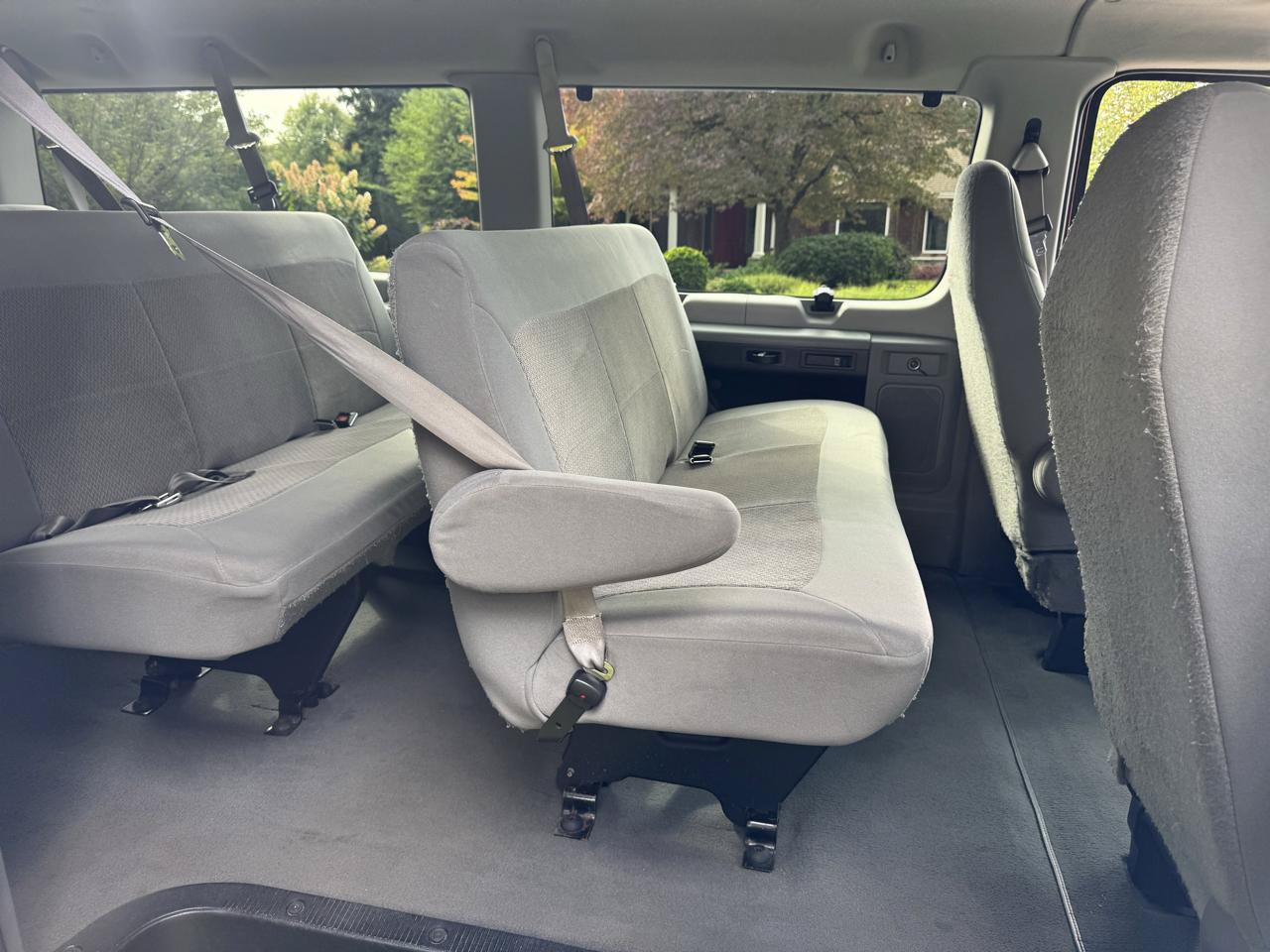 Used 2006 Ford E-350 and Econoline 350 Super Duty Wagon RWD image 11