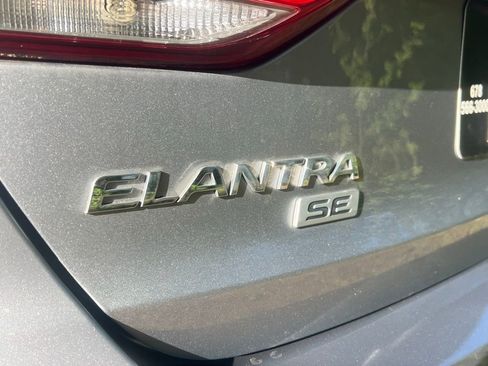 Used 2017 Hyundai Elantra SE FWD image 19