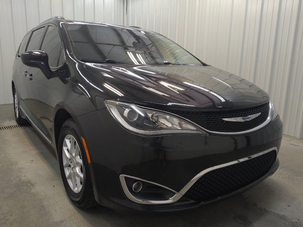 Used 2020 Chrysler Pacifica Touring-L FWD image 13