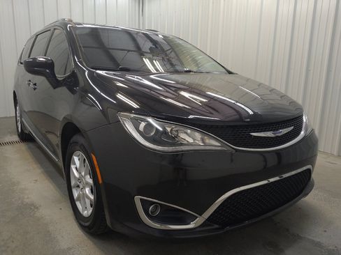 Used 2020 Chrysler Pacifica Touring-L FWD image 13