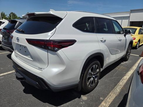 Certified 2024 Toyota Highlander XLE FWD image 9