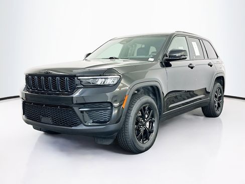Used 2025 Jeep Grand Cherokee Altitude image 3