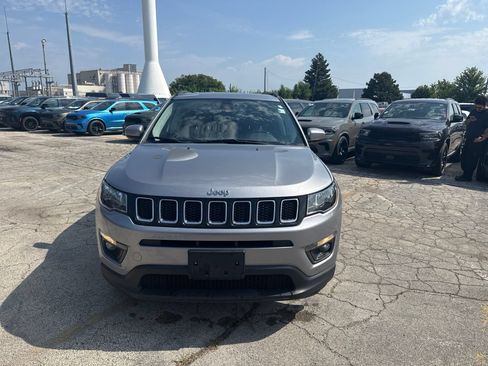 Used 2018 Jeep Compass Latitude w/ Popular Equipment Group FWD image 2