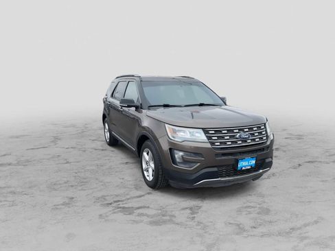 Used 2016 Ford Explorer XLT image 2