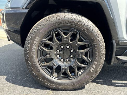 Used 2025 GMC Hummer EV 2X AWD/4WD image 10