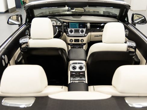 Used 2017 Rolls-Royce Dawn RWD image 29