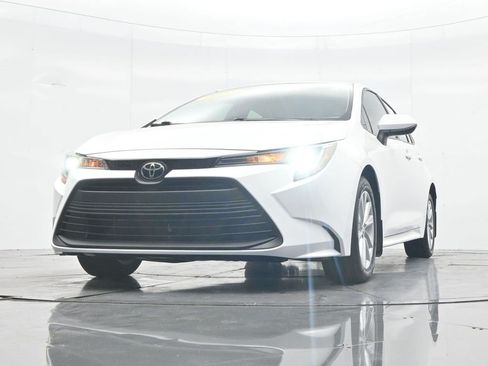 Used 2025 Toyota Corolla LE w/ LE Premium Package FWD image 27