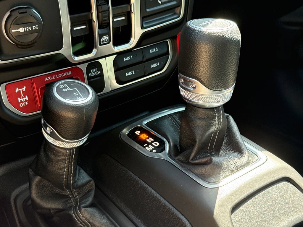 Used 2025 Jeep Gladiator Mojave AWD/4WD image 26