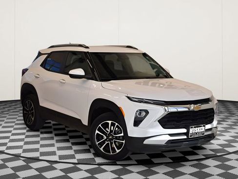 Used 2025 Chevrolet TrailBlazer LT w/ Driver Confidence Package AWD/4WD image 1