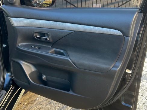 Used 2016 Mitsubishi Outlander SE image 25