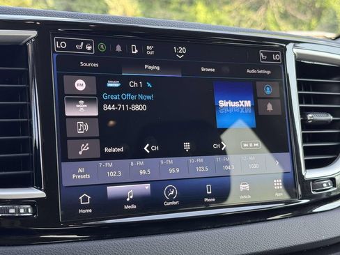 Used 2024 Chrysler Pacifica Touring-L FWD image 3