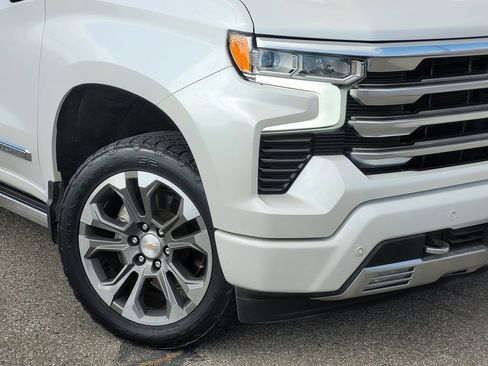 Used 2024 Chevrolet Silverado 1500 High Country w/ Technology Package AWD/4WD image 9