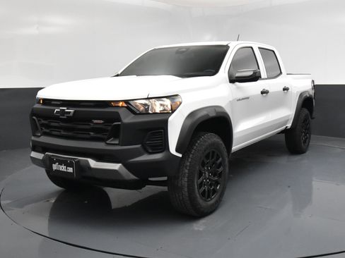 Used 2025 Chevrolet Colorado Trail Boss image 2