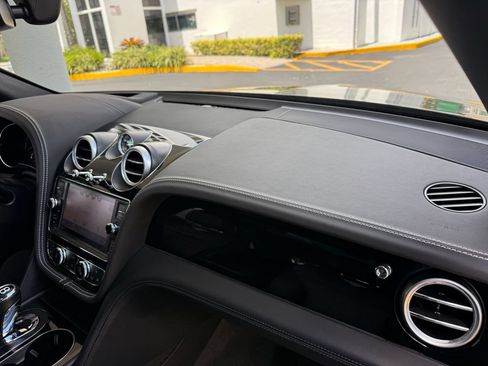 Used 2018 Bentley Bentayga AWD/4WD image 20