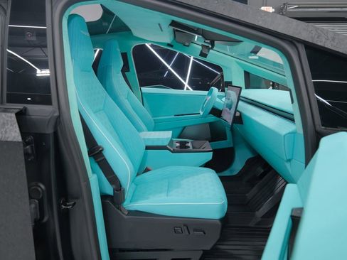 Used 2025 Tesla Cybertruck AWD Crew Cab image 41