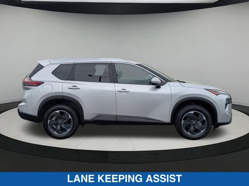 Used 2024 Nissan Rogue SV AWD/4WD image 2