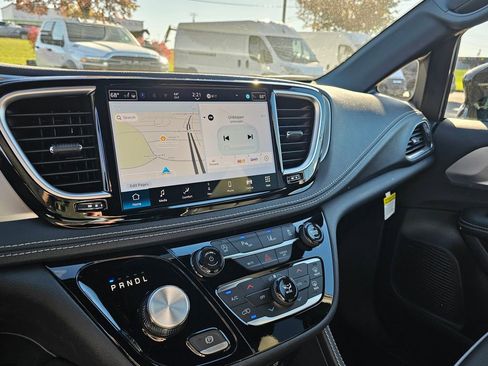 New 2026 Chrysler Pacifica Limited w/ Uconnect Theater Family Group image 25