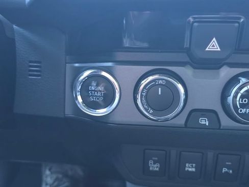Used 2018 Toyota Tacoma TRD Off-Road w/ Technology Package AWD/4WD image 27