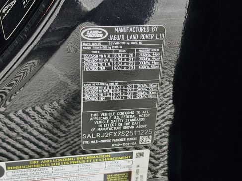 Used 2025 Land Rover Discovery S AWD/4WD image 35