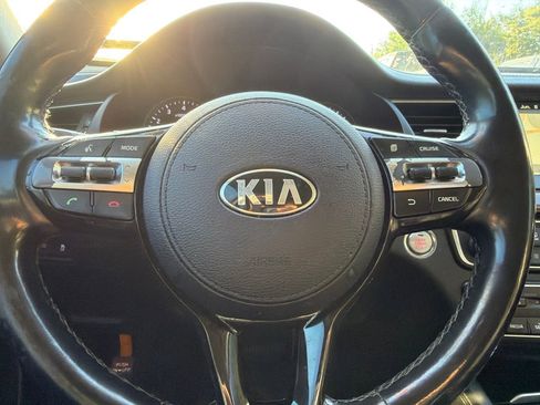 Used 2017 Kia Cadenza Premium w/ Luxury Package FWD image 10