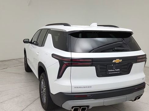 Used 2024 Chevrolet Traverse LT image 4