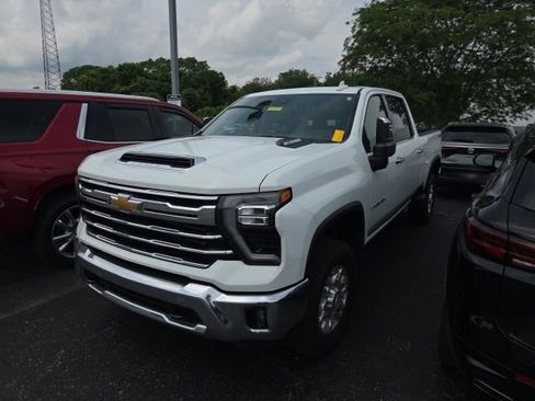 Used 2026 Chevrolet Silverado 2500 LTZ w/ LTZ Convenience Package AWD/4WD image 3