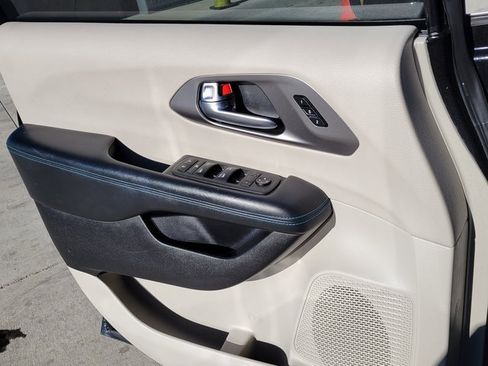 Used 2021 Chrysler Pacifica Touring-L image 7