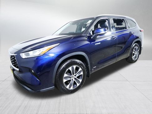 Used 2020 Toyota Highlander XLE image 3