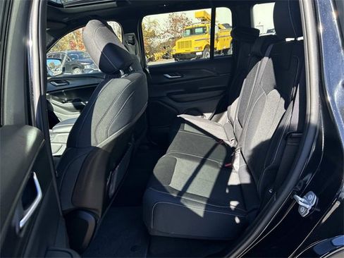 Used 2024 Jeep Grand Cherokee Laredo X image 11