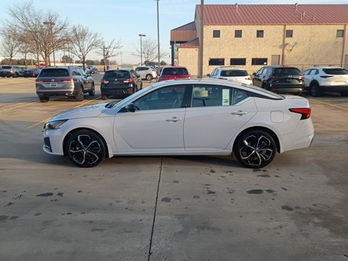 Used 2025 Nissan Altima 2.5 SR w/ SR Premium Package image 4